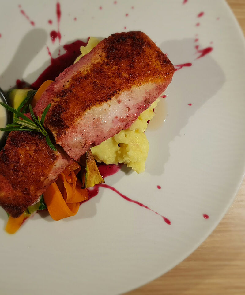 Typische Gerichte, regionale Produkte und kulinarische Spezialitäten, zu verkosten mit hervorragenden Weinen aus ausgewählten Kellereien.